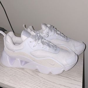 Nike Ryz 365 2 sneakers in triple white